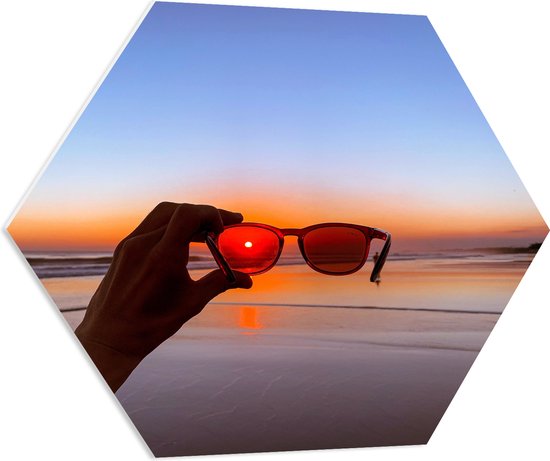 PVC Schuimplaat Hexagon - Strand - Zee - Water - zand - Zonsondergang - Hand -Bril - 80x69.6 cm Foto op Hexagon (Met Ophangsysteem)