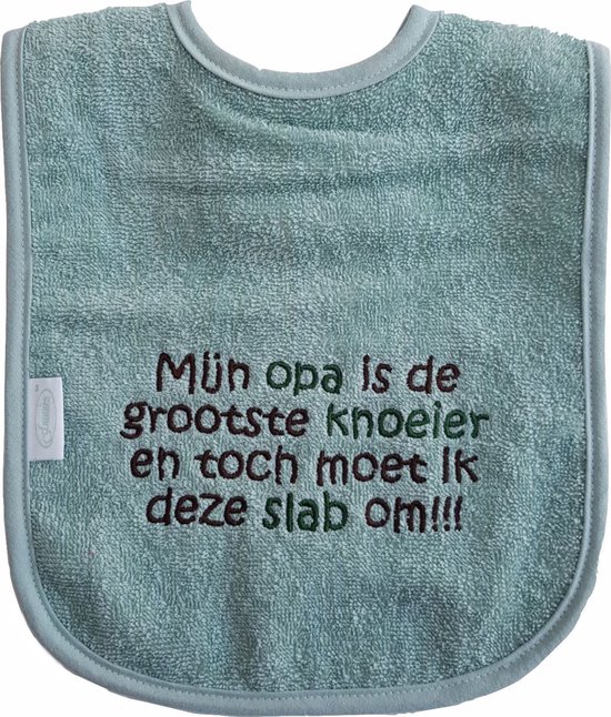 Stonegreen kleurige slab met "Mijn opa is de grootste knoeier en toch moet ik deze slab om!!!" - lief, kraamcadeautje, cadeau, babyshower, opa en oma dag