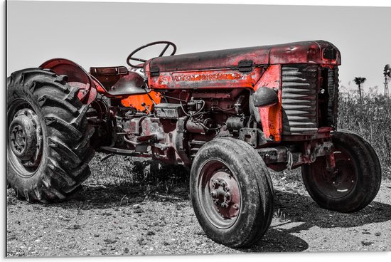 Dibond - Oude Verroeste Zwart-witte Tractor in het Weiland met Rode Details - 75x50 cm Foto op Aluminium (Met Ophangsysteem)
