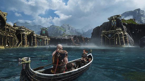 Kratos en Atreus varen in een boot door een fjord met indrukwekkende architectuur.