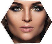 PVC Schuimplaat Hexagon - Prachtige Vrouw met Natuurlijke Make-up - 50x43.5 cm Foto op Hexagon (Met Ophangsysteem)