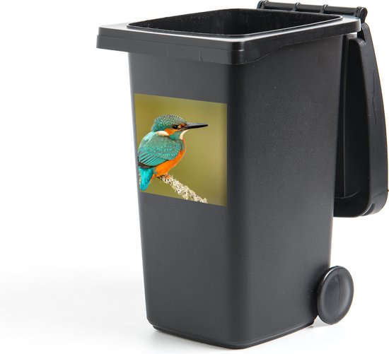 Petite poubelle noire avec autocollant d'un martin-pêcheur sur une branche.