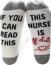 Sokken voor verpleegkundige met grappige tekst "If you can read this This nurse if off duty" - Dames sokken maat 37-42 - Cadeau verpleegster/zuster