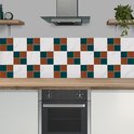 Carreaux marron et verts en damier avec des carreaux blancs aspect marbre, au-dessus d'un plan de travail.