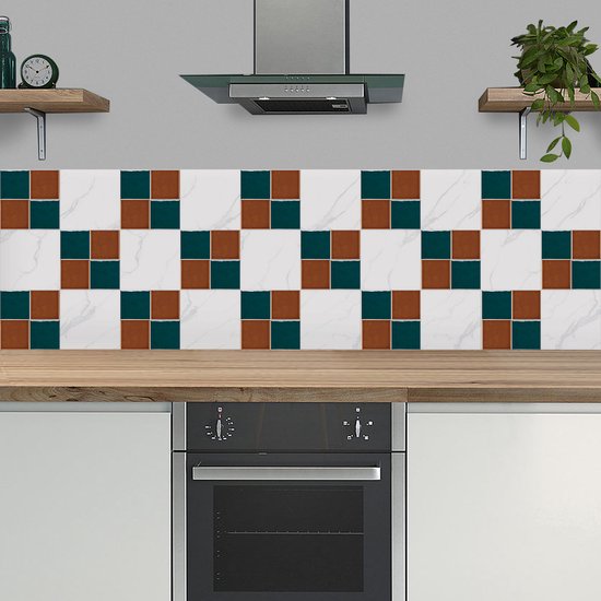 Carreaux marron et verts en damier avec des carreaux blancs aspect marbre, au-dessus d'un plan de travail.