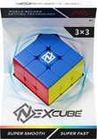 De verpakking van de Nexcube 3x3 kubus met blauwe, rode en gele zijden. "WORLD RECORD SETTING TECHNOLOGY" en "SUPER SMOOTH SUPER FAST" staan op de verpakking.