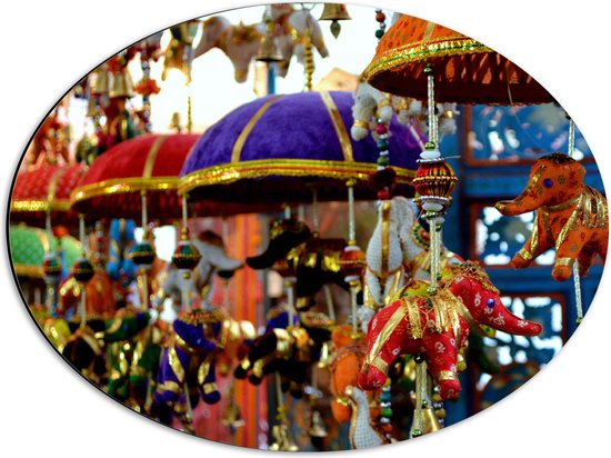 Dibond Ovaal - Traditionele Olifantjes aan Lampionnen op Buitenlandse Diwali Markt - 56x42 cm Foto op Ovaal (Met Ophangsysteem)