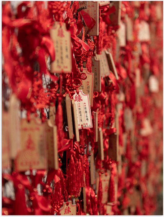 Poster (Mat) - Rode Sleutelhangers met Chinese Tekens aan een Muur - 75x100 cm Foto op Posterpapier met een Matte look