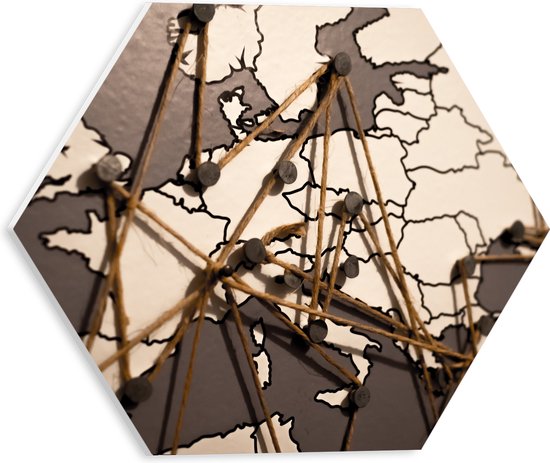 PVC Schuimplaat Hexagon - Kaart van Europa met Spijkers en Touwen - 30x26.1 cm Foto op Hexagon (Met Ophangsysteem)