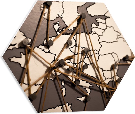 PVC Schuimplaat Hexagon - Kaart van Europa met Spijkers en Touwen - 50x43.5 cm Foto op Hexagon (Met Ophangsysteem)