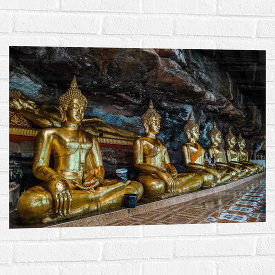 Muursticker - Rijen Gouden Boeddha's in Wat Tham Khuha Sawan Tempel in Thailand - 80x60 cm Foto op Muursticker