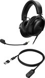 Zwarte HyperX Cloud III gaming headset met een meegeleverde USB-kabel en adapter, weergegeven op witte achtergrond.