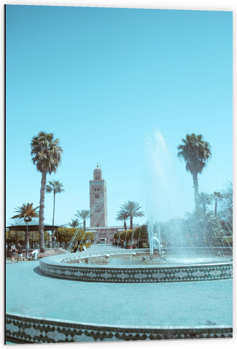 Dibond - Gebouw - Fontein - Water - Bomen - Palmbomen - Mensen - 60x90 cm Foto op Aluminiu