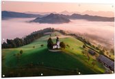 Tuinposter – Huisje - Gebouw - Landschap - Berg - Mist - Wolk - Bomen - Bossen - 150x100 cm Foto op Tuinposter (wanddecoratie voor buiten en binnen)