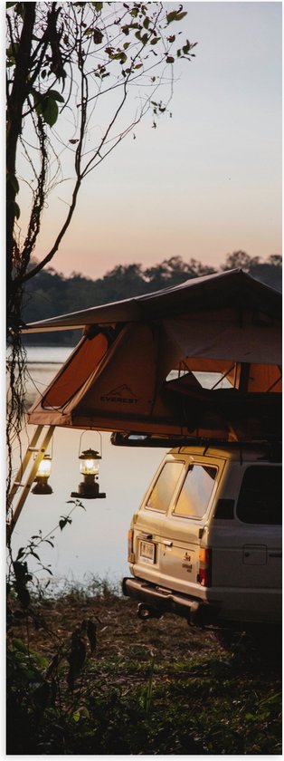 Poster (Mat) - Water - Meer - Auto - Tent - Lampjes - Bomen - Gras - Natuur - 40x120 cm Foto op Posterpapier met een Matte look