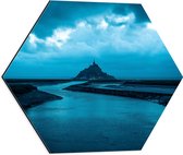 Dibond Hexagon - Water - Stenen - Eilandje - Wolken - Blauw - 50x43.5 cm Foto op Hexagon (Met Ophangsysteem)