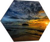 Dibond Hexagon - Zee - Water - Stenen - Golfjes - Zon - Zonsondergang - 70x60.9 cm Foto op Hexagon (Met Ophangsysteem)