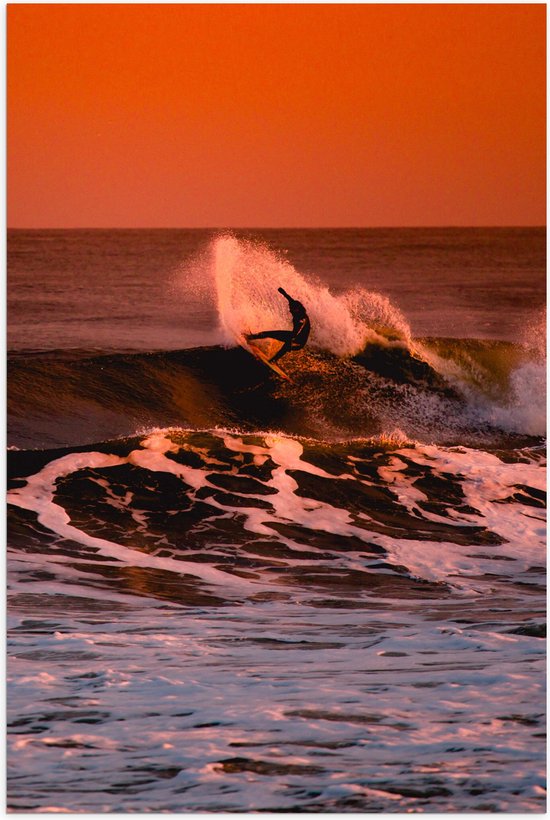 Poster (Mat) - Zee - Water - Persoon - Surfen - Surfplank - Hobby - Golven - 40x60 cm Foto op Posterpapier met een Matte look