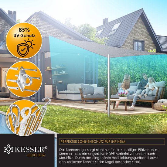 Een gezin zit op een terras onder een grijs schaduwdoek, met het schaduwdoek dat 85% UV-bescherming biedt.