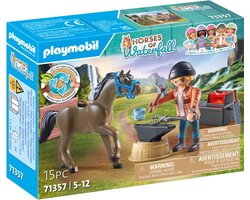 foto van PLAYMOBIL Horses of Waterfall Hoefsmid: Ben & Achilles - 71357