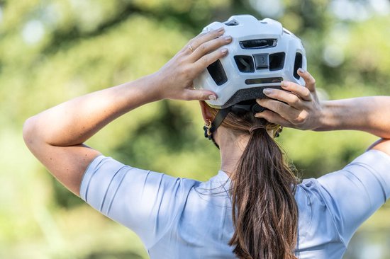 BBB Cycling Racefiets Helm - Large: 58 - 62 CM - Wielrennen, MTB & Stadfiets - Wasbare Padding - Met Bevestiging Achterlicht - Fietshelm Dames & Heren - Glanzend Wit - Condor 2.0 BHE-173 van BBB Cycling — afbeelding 3