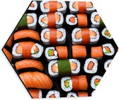 Dibond Hexagon - Patroon van Verse Japanse Sushi - 30x26.1 cm Foto op Hexagon (Met Ophangsysteem)