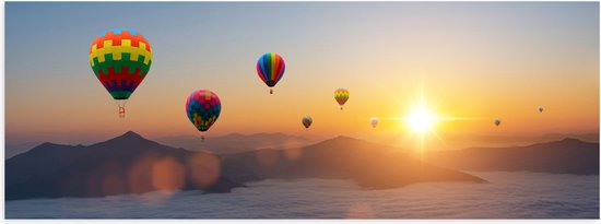 Poster Glanzend – Luchtballonnen Zwevend bij Bergtoppen boven het Wolkendek - 90x30 cm Foto op Posterpapier met Glanzende Afwerking