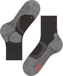 Zwarte en grijze FALKE RU4 hardloopsokken met rode 'R' en Falke logo.