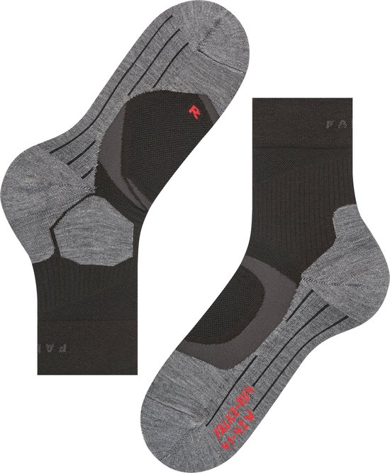 Zwarte en grijze FALKE RU4 hardloopsokken met rode 'R' en Falke logo.