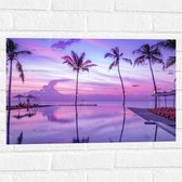 Muursticker - Paarse Gloed over de Zee en Zwembad van Luxe Verblijf - 60x40 cm Foto op Muursticker