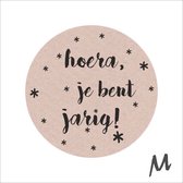 Sticker - "Hoera je bent jarig!" - Etiketten - 47mm Rond - Bruin/Zwart - 500 Stuks