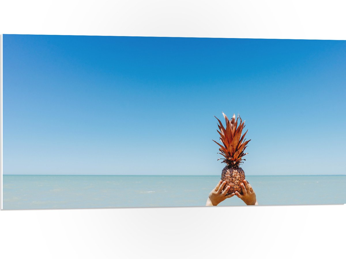 PVC Schuimplaat - Ananas in Handen bij het Water - 100x50 cm Foto op PVC Schuimplaat (Met Ophangsysteem)