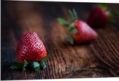 Dibond - Aardbeien op Houten Tafel - 120x80 cm Foto op Aluminium (Met Ophangsysteem)
