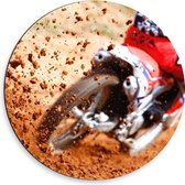 Dibond Muurcirkel - Motorcrosser met Rood met Witte Motor door de Modder - 50x50 cm Foto op Aluminium Muurcirkel (met ophangsysteem)