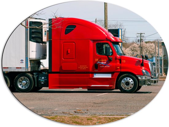 Dibond Ovaal - Rode Truck op Parkeerplaats - 80x60 cm Foto op Ovaal (Met Ophangsysteem)