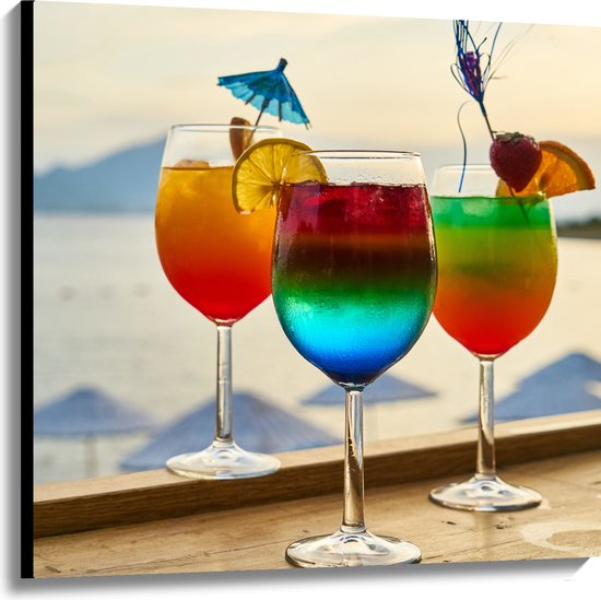 Canvas - Kleurrijke Cocktails met Uitzicht op Zee - 100x100 cm Foto op Canvas Schilderij (Wanddecoratie op Canvas)