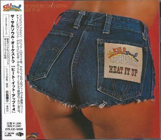 Close-up van de achterkant van een vrouw in een kort denim spijkerbroekje met het Salsoul Orchestra 'Heat It Up' logo op de achterzak.