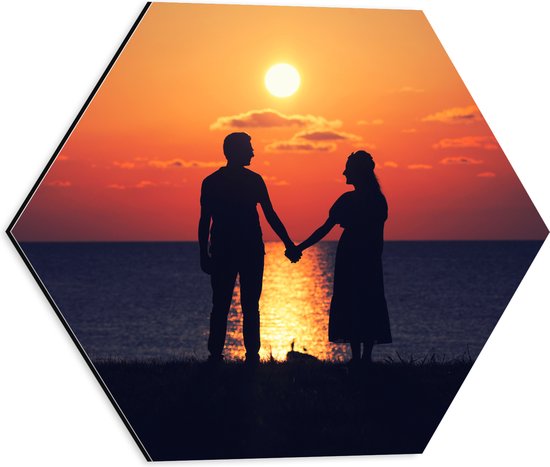 Dibond Hexagon - Silhouet van Koppel Hand in Hand bij de Zee tijdens Zonsondergang - 40x34.8 cm Foto op Hexagon (Met Ophangsysteem)