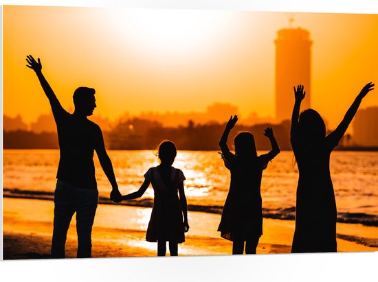 PVC Schuimplaat - Silhouet van Gelukkige Familie aan het Strand in de Felle Zon - 105x70 cm Foto op PVC Schuimplaat (Met Ophangsysteem)