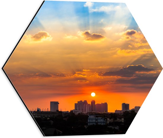 Dibond Hexagon - Prachtige Zonsopkomst over de Gebouwen in de Stad - 40x34.8 cm Foto op Hexagon (Met Ophangsysteem)