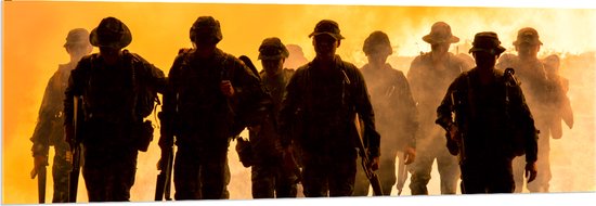Acrylglas - Silhouet van Groep Soldaten met Wapens weglopend bij Vuur - 150x50 cm Foto op Acrylglas (Met Ophangsysteem)
