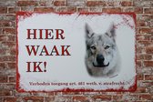 Wandbord – Tsjechische Wolfshond - Hier Waak Ik - Metalen wandbord - Wandborden - Metalen bord - Mancave - Mancave decoratie - Tekst bord - Retro - Metal sign - Bar decoratie - Decoratie - Metalen borden - Honden - UV bestendig - 20 x 30cm