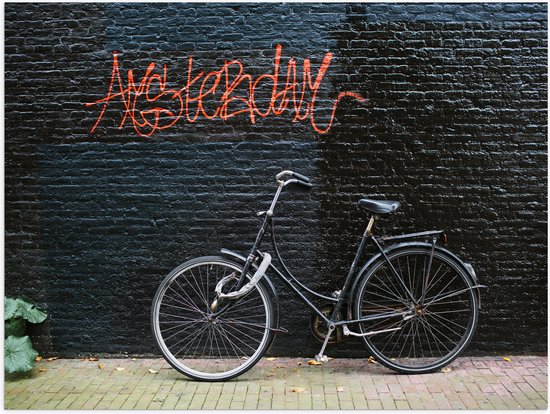 Poster Glanzend – Fiets geparkeerd tegen Muur met Tekst ''Amsterdam'' - 80x60 cm Foto op Posterpapier met Glanzende Afwerking