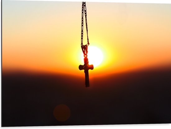 Dibond - Kerkelijk Kruis Hangend aan Ketting tegen Fel Zonlicht - 80x60 cm Foto op Aluminium (Met Ophangsysteem)