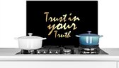 Spatscherm keuken 70x50 cm - Kookplaat achterwand Quote - Trust - Goud - Muurbeschermer - Spatwand fornuis - Hoogwaardig aluminium