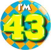 Button 43 Jaar - Button met speld (55mm) - Leeftijd badge - 43 Jaar versiering - Accessoires - Rozet I'm 43 - Verjaardag jongen / meisje / man / vrouw - Button 43 Jaar