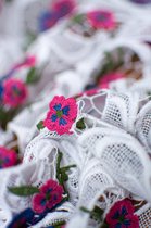 Gehaakte stof wit met roze en blauwe bloemen 1 meter - modestoffen voor naaien - stoffen