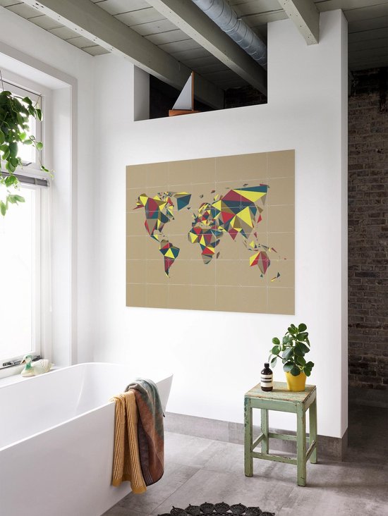 Carte du monde abstraite avec des motifs géométriques en rouge, jaune, bleu et marron sur fond taupe.