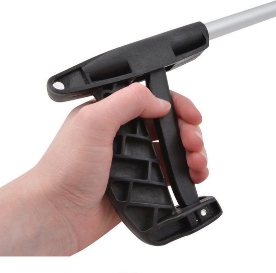 Hand die de zwarte, ergonomische grip van een grijparm vasthoudt.