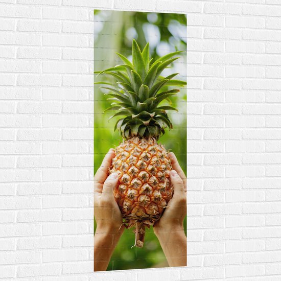 Muursticker - Verse tropische Ananas in Mensenhanden - 50x150 cm Foto op Muursticker
